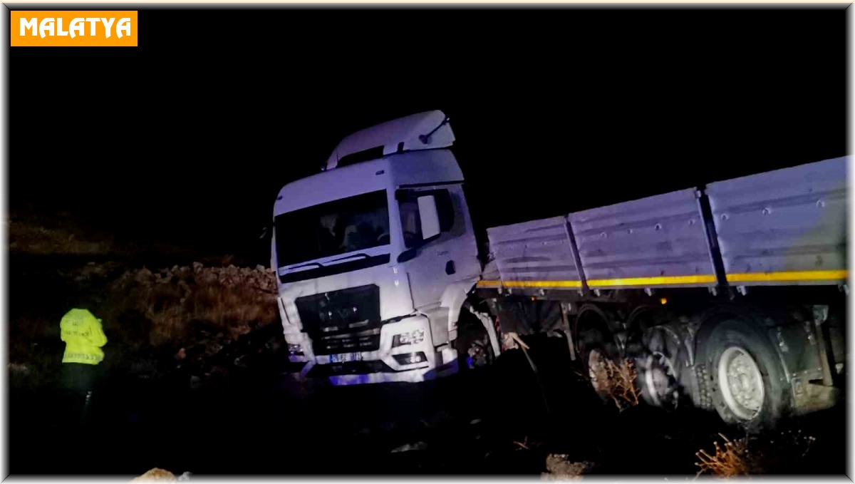 Malatya'da yoldan çıkan tır şarampole düştü: 1 yaralı