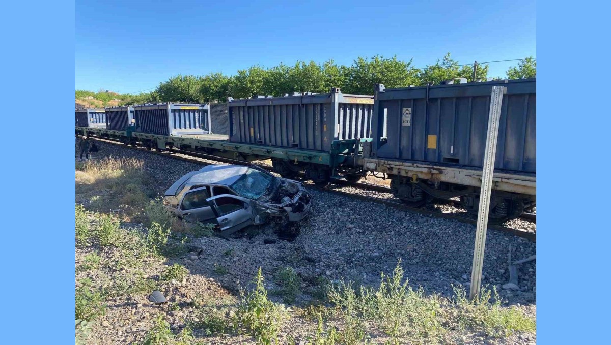 Malatya'da yük treni hemzemin geçitte otomobile çarptı: 5 yaralı