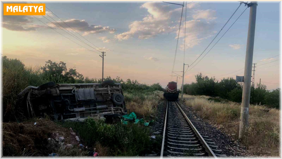 Malatya'da yük treni ile minibüs çarpıştı: 2 yaralı