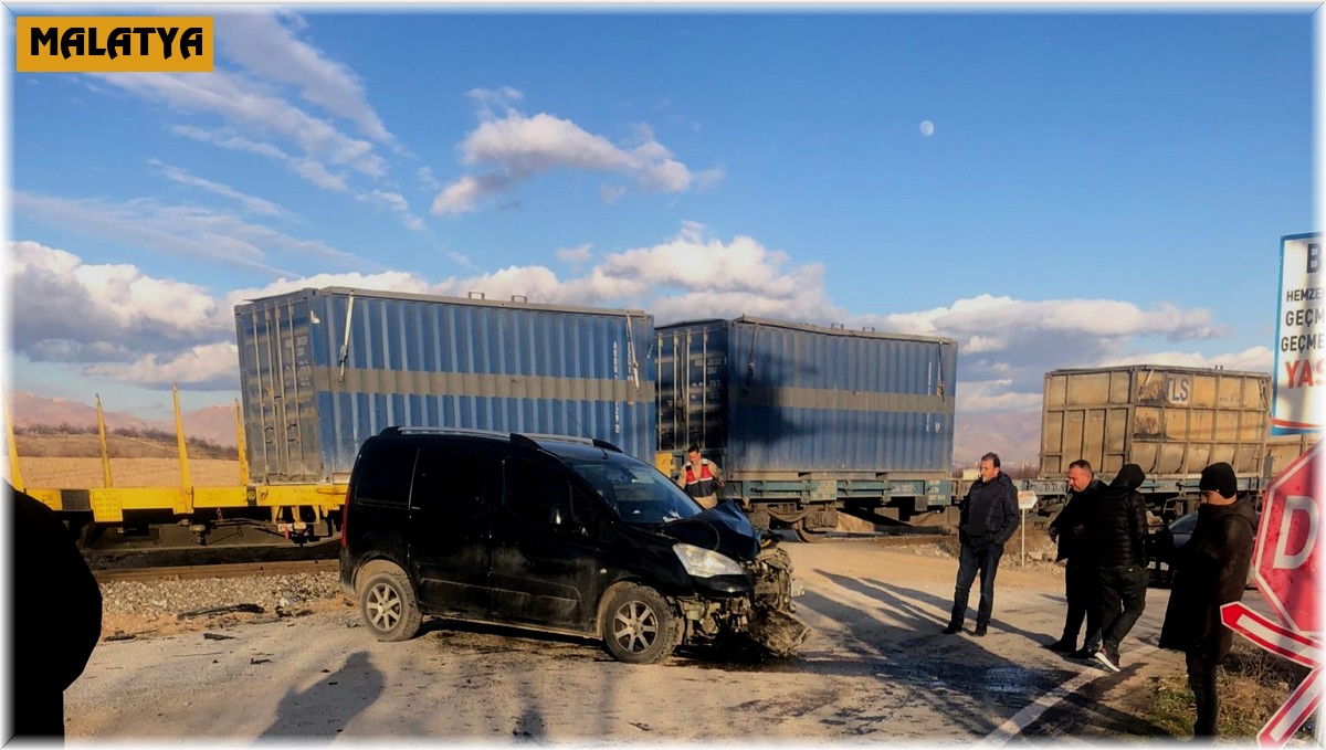 Malatya'da yük treni otomobile çarptı: 1 yaralı