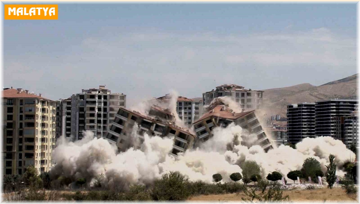 Malatya'da yüksek katlı binaların patlayıcı ile yıkımı sürüyor