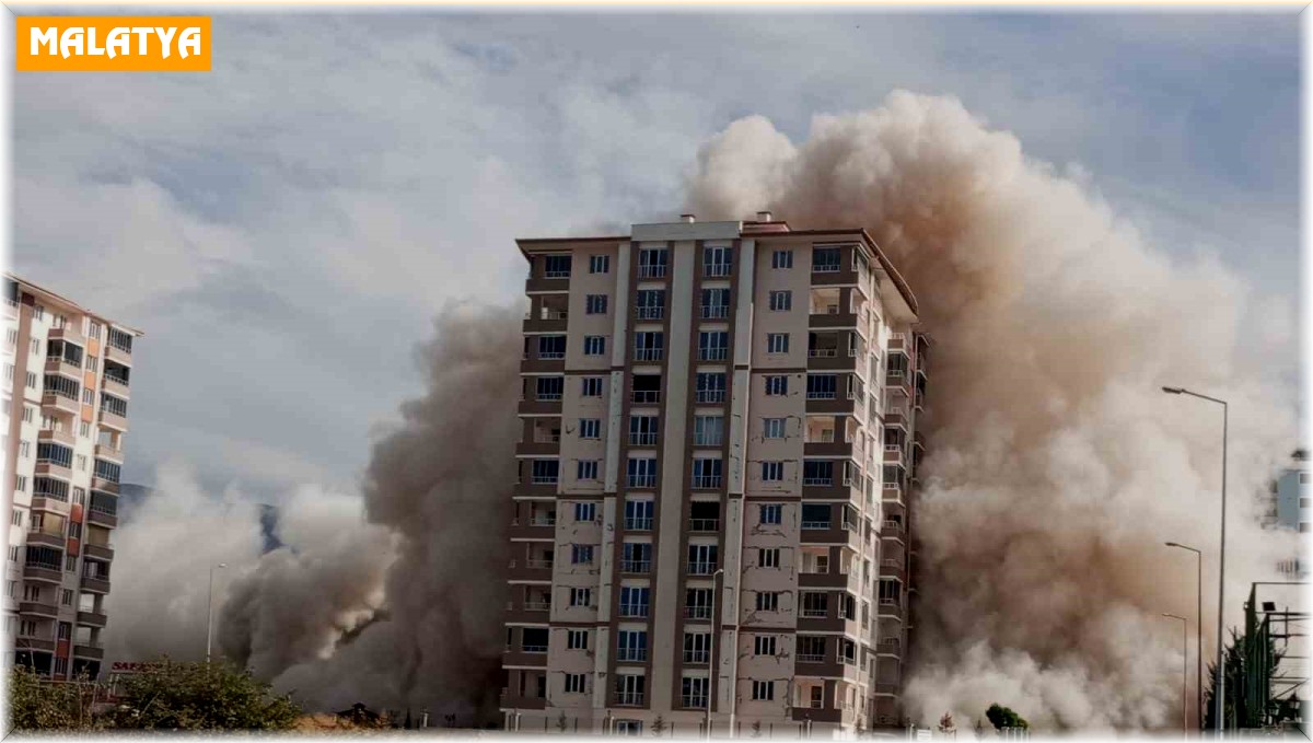 Malatya'da yüksek katlı binaların patlayıcı ile yıkımı sürüyor