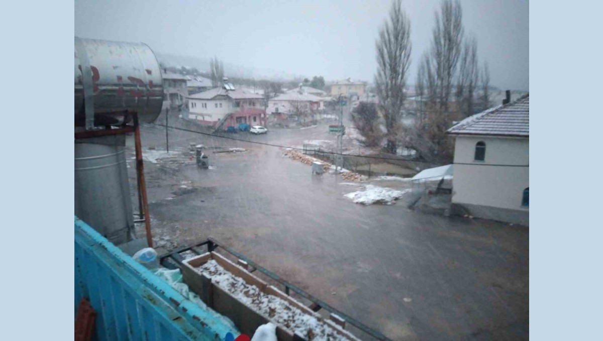 Malatya'da yüksek rakımlı bölgelerde kar yağışı etkili oldu