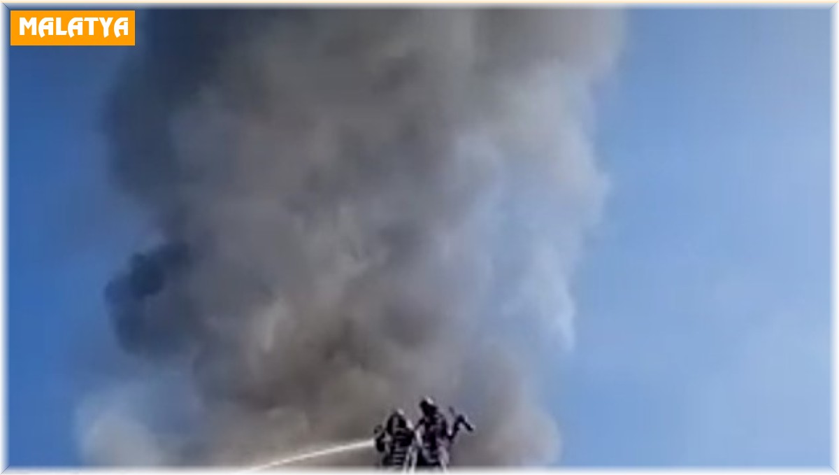 Malatya'daki çatı yangınında alevler göğe yükseldi