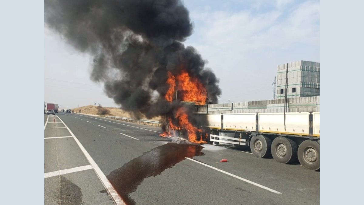 Malatya-Elazığ Karayolu'nda tır yangını
