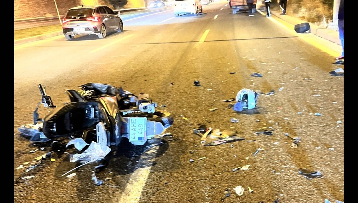 Malatya-Elazığ yolunda motosiklet traktör römorkuna çarptı: 1 yaralı