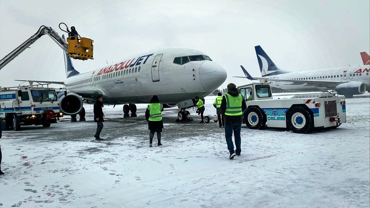 Malatya Havalimanı'nın pisti zorlu hava şartlarına rağmen ulaşıma hazır tutuluyor