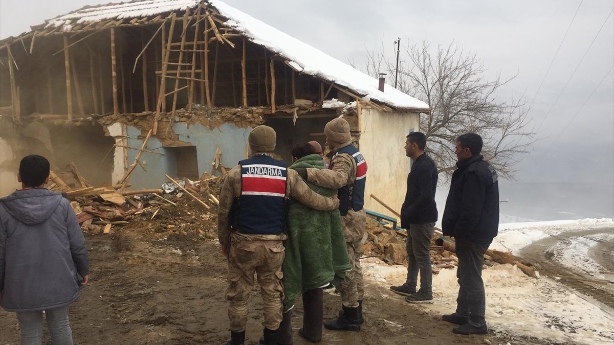 Malatya Jandarma depremden etkilenen vatandaşlarla çocukları yalnız bırakmıyor