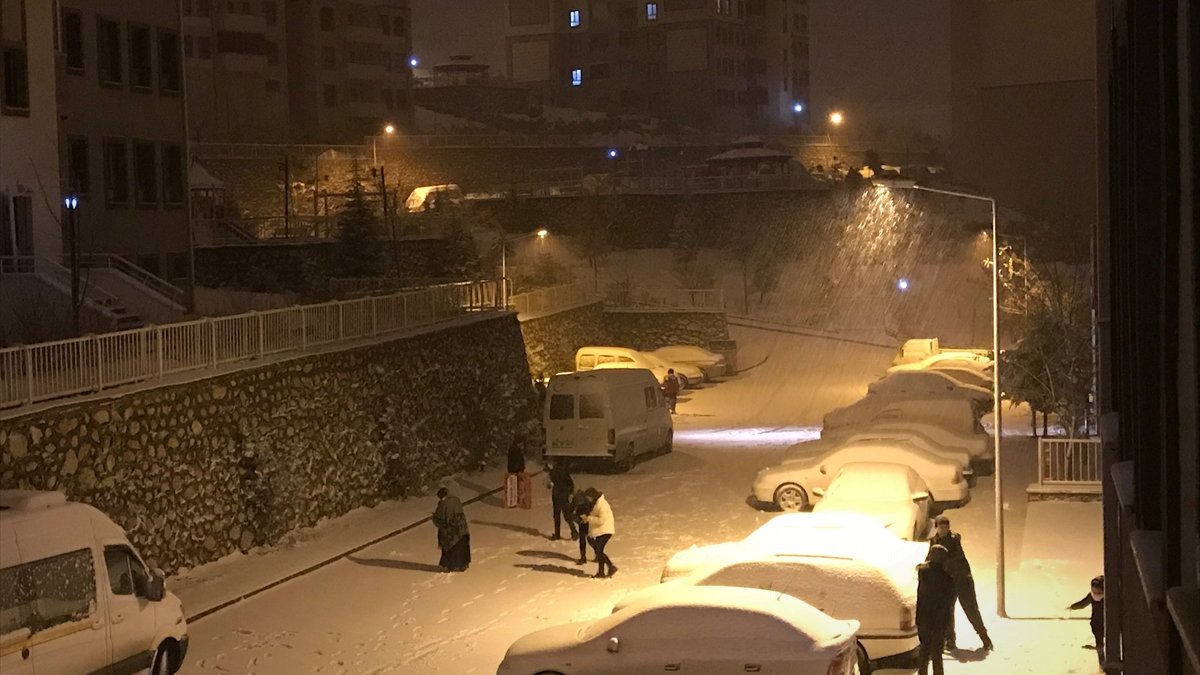 Malatya kent merkezine mevsimin ilk karı düştü