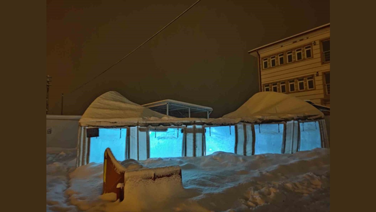 Malatya'nın Akçadağ ilçesinde kar yağışı nedeniyle çadır mescit çöktü