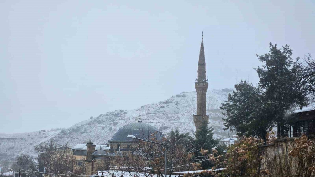 Malatya'nın Darende ilçesi beyaza büründü