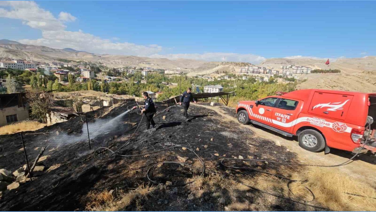 Malatya'nın Darende ilçesinde ot yangını