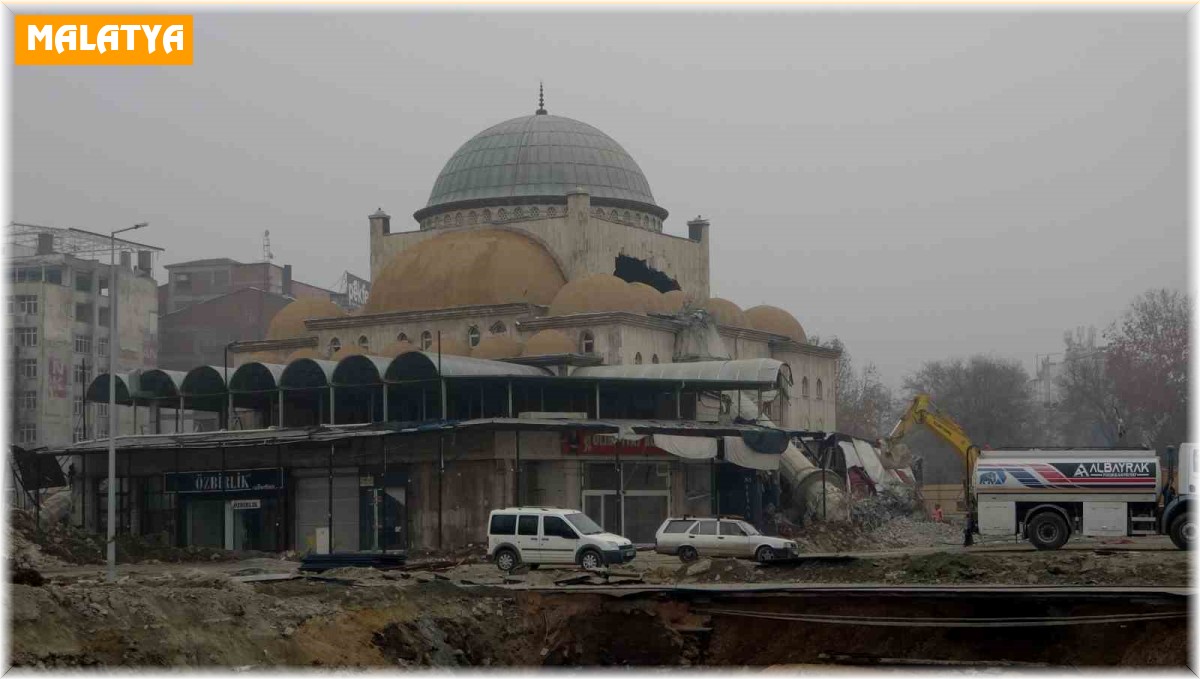 Malatya'nın sembol yapılarından Söğütlü Camii'nde yıkım başladı
