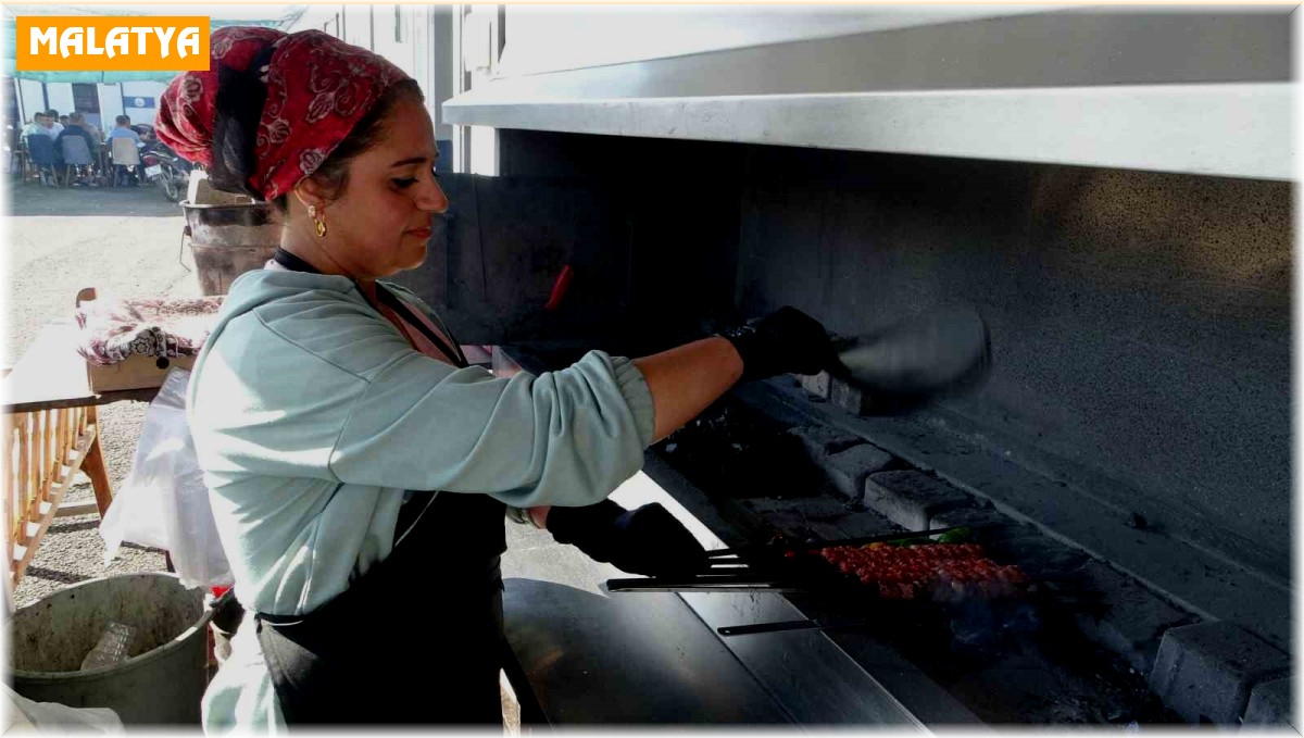 Malatya'nın tek kadın kebap ustası konteynerde ekmek mücadelesini sürdürüyor