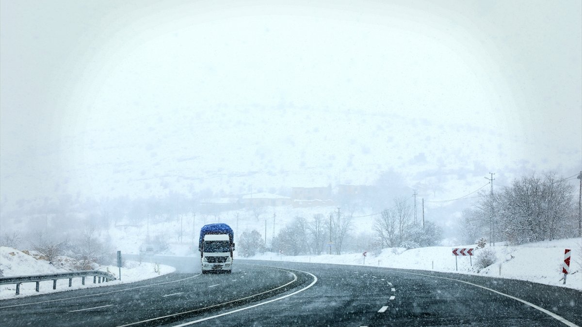 Malatya'nın yüksek kesimlerinde kar yağışı etkili oluyor