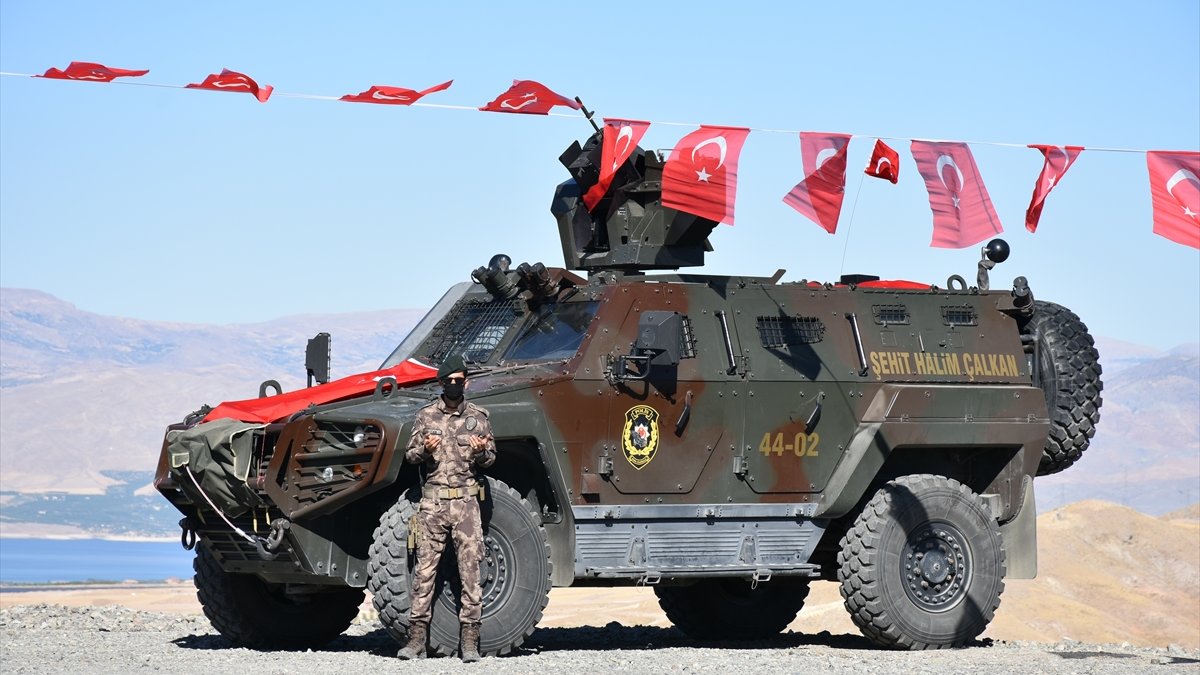 Malatya Özel Harekat Bölge Müdürlüğü alanında Türk bayrağı göndere çekildi