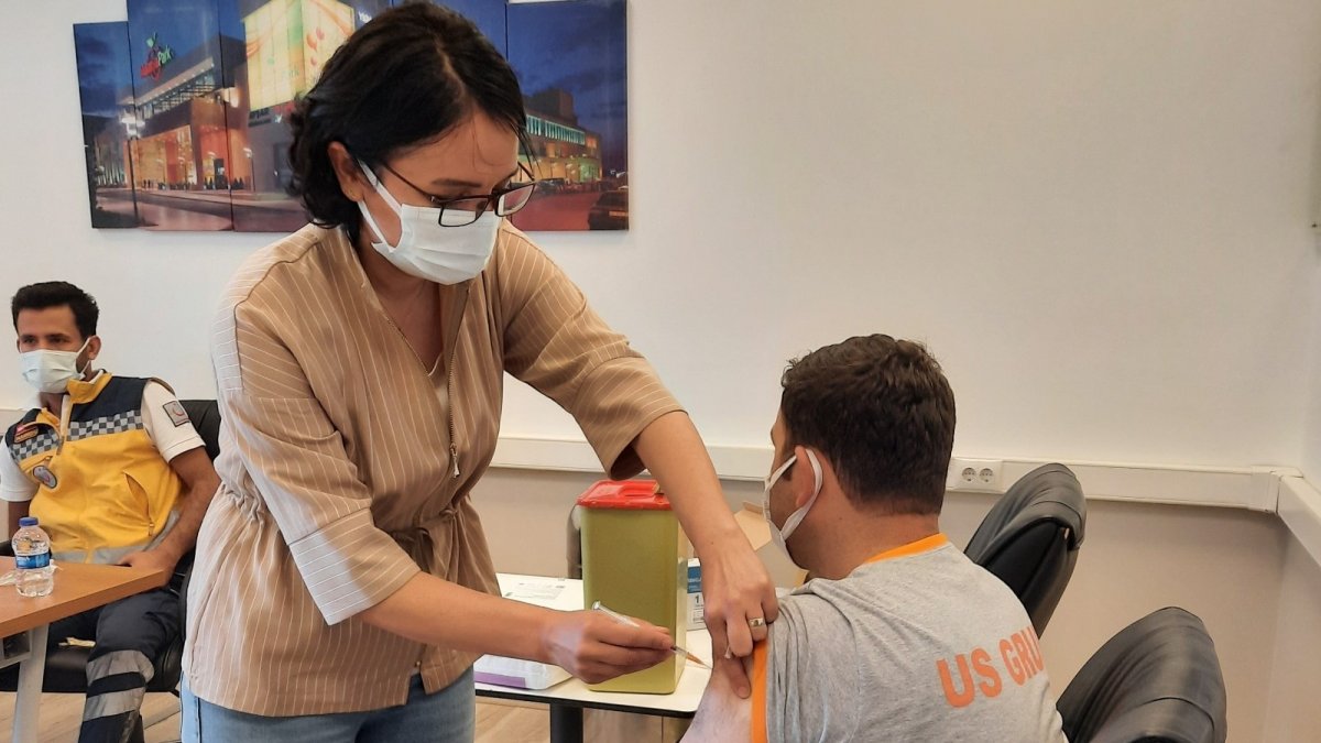 Malatya Park AVM çalışanları aşılandı