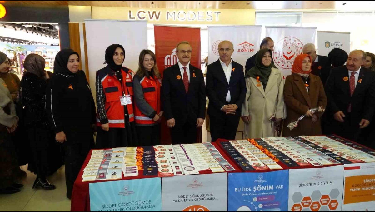 Malatya Park AVM'de kadına yönelik şiddetle mücadele günü etkinliği