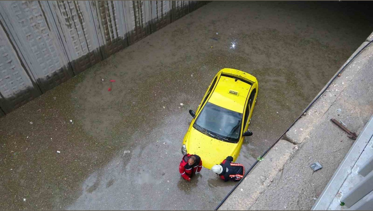 Malatya sağanak yağışa teslim: Yollar göle döndü