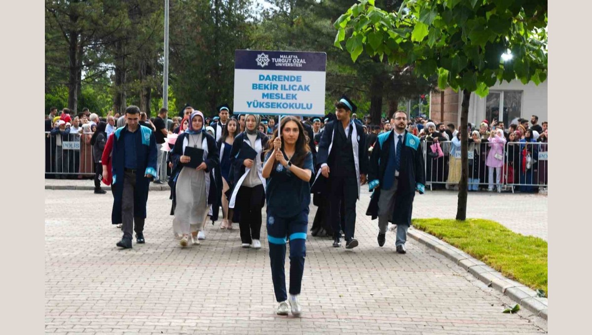 Malatya Turgut Özal Üniversitesi'nde mezuniyet coşkusu