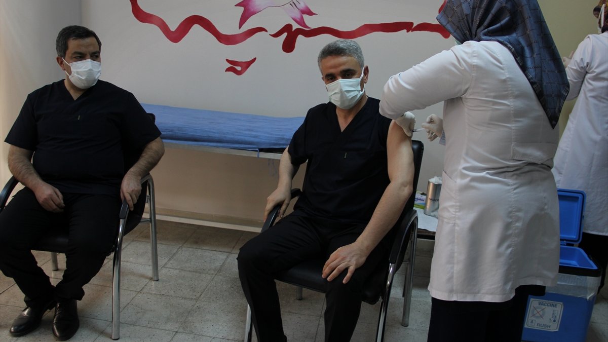 Malatya Valisi Baruş, Kovid-19 aşısının ilk dozunu yaptırdı