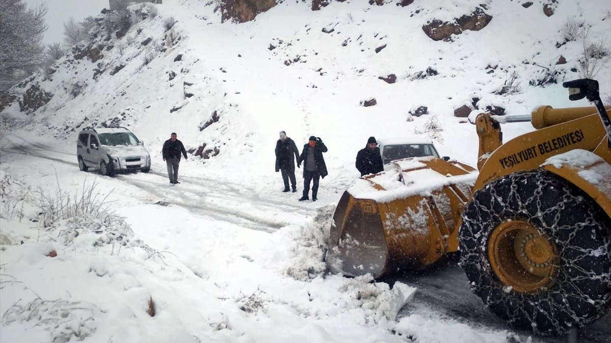 Malatya ve Kahramanmaraş'ta karla mücadele çalışmaları başlatıldı