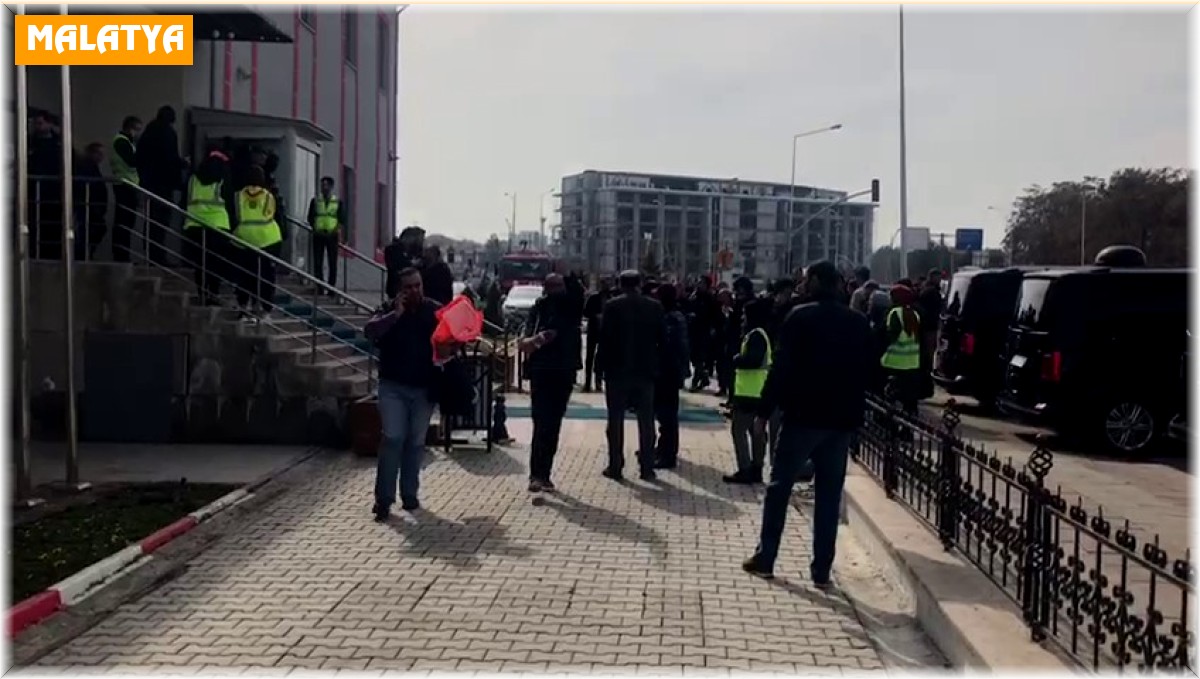 Malatya Yeşilyurt merkezli 5.6 büyüklüğünde bir deprem meydana geldi.