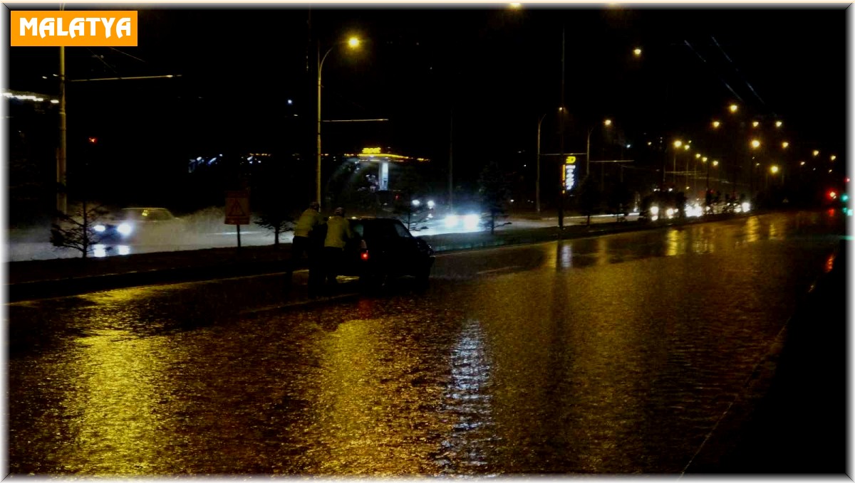 Malatya'yı sağanak vurdu, araçlar yolda kaldı