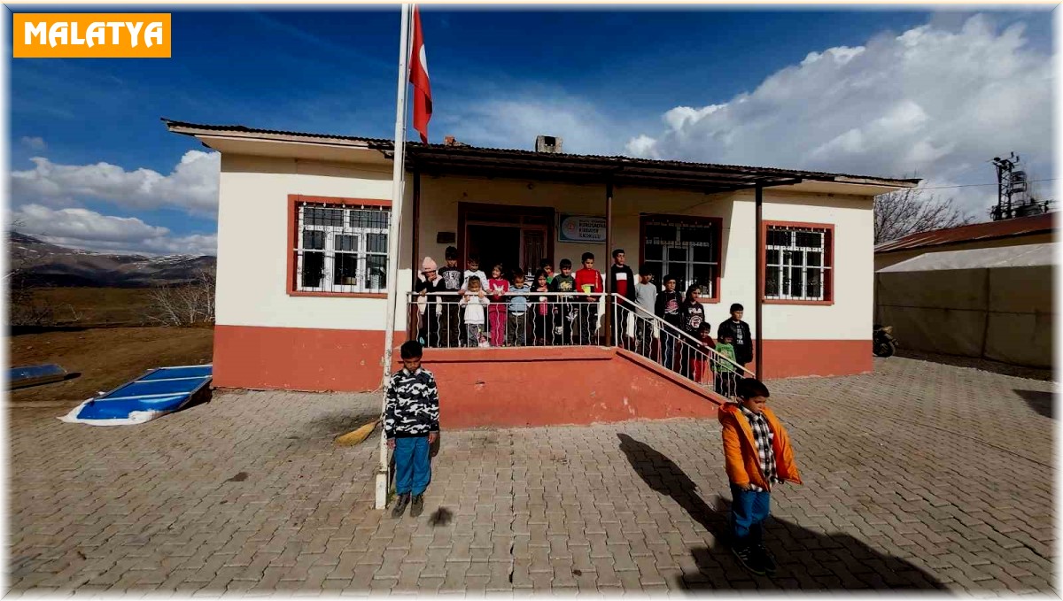 Malatyalı depremzedeler İstiklal Marşı'yla birlik mesajı verdi