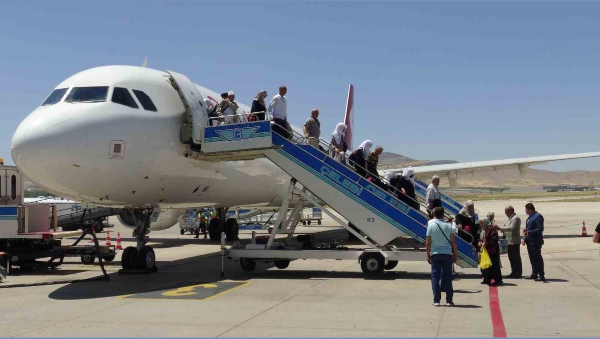 Malatyalı hacıların yurda dönüşü başladı