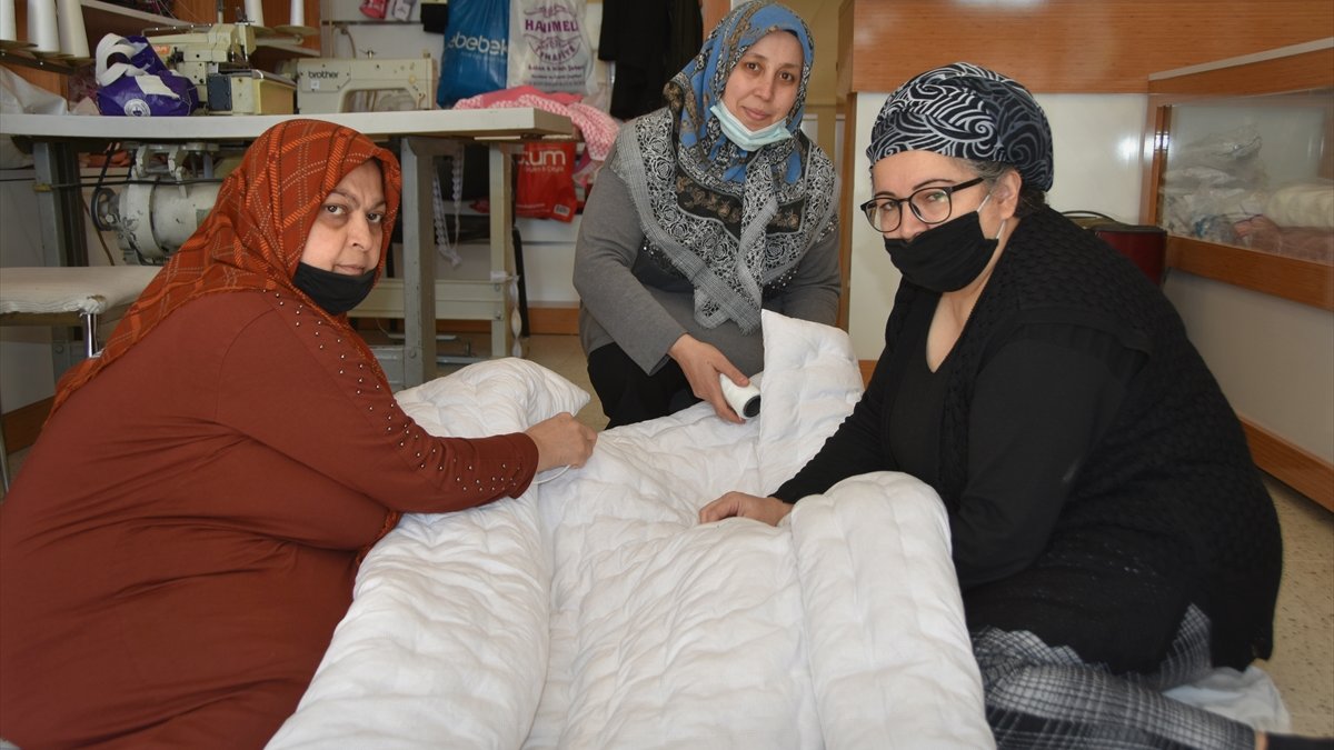 Malatyalı kadınların çeyizlik üretimiyle, çöpe atılan yünler ekonomiye kazandırılıyor
