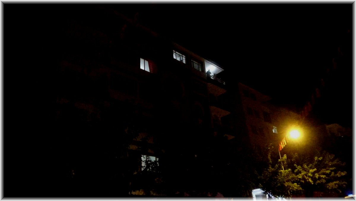 Malatyalı şehidin evine dev Türk bayrağı asıldı