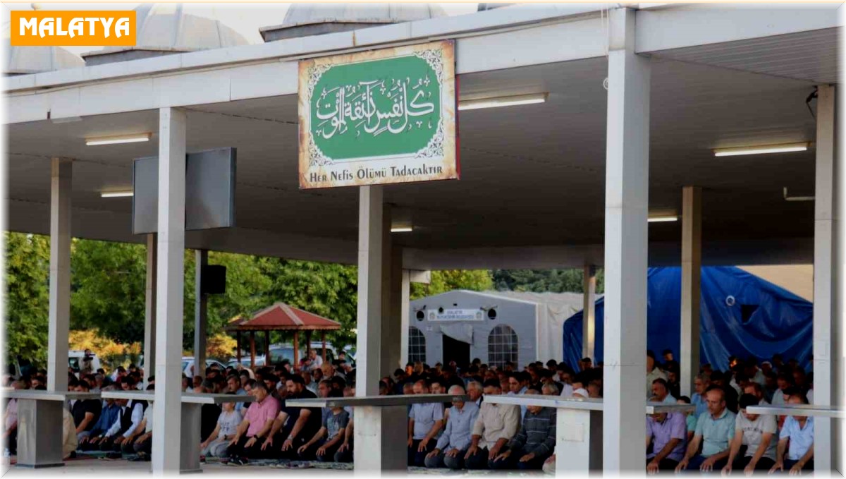 Malatyalılar bayram namazı için camileri doldurdu