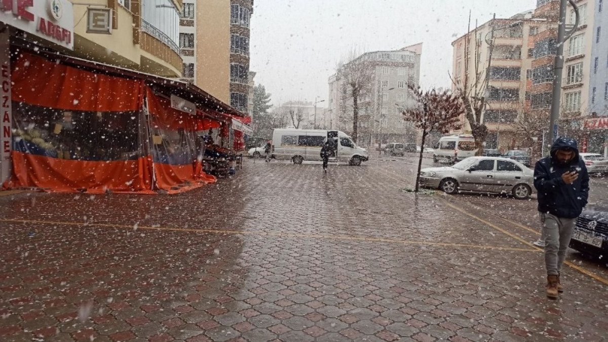 Malatyalılar güne kar yağışı ile başladı