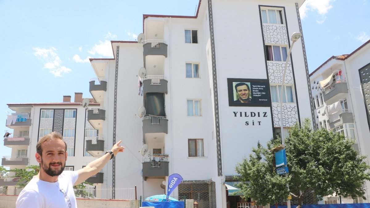 Malatyalılar, Kemal Sunal'ı apartman duvarındaki bu afişle unutmuyor