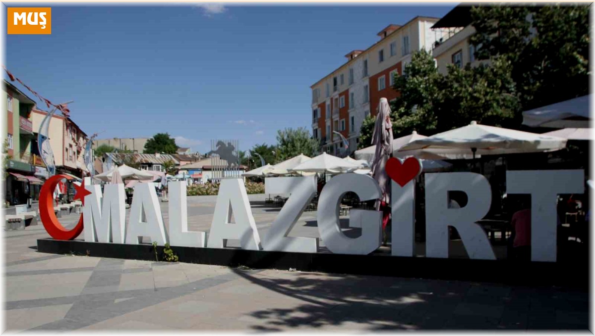 Malazgirt bayraklarla süslendi