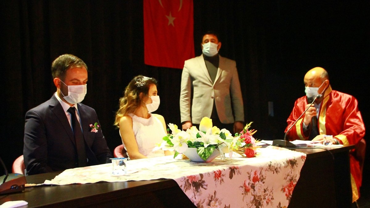 Malazgirt Belediye Başkanı Altın, polis memuru ve öğretmen çiftin nikahını kıydı