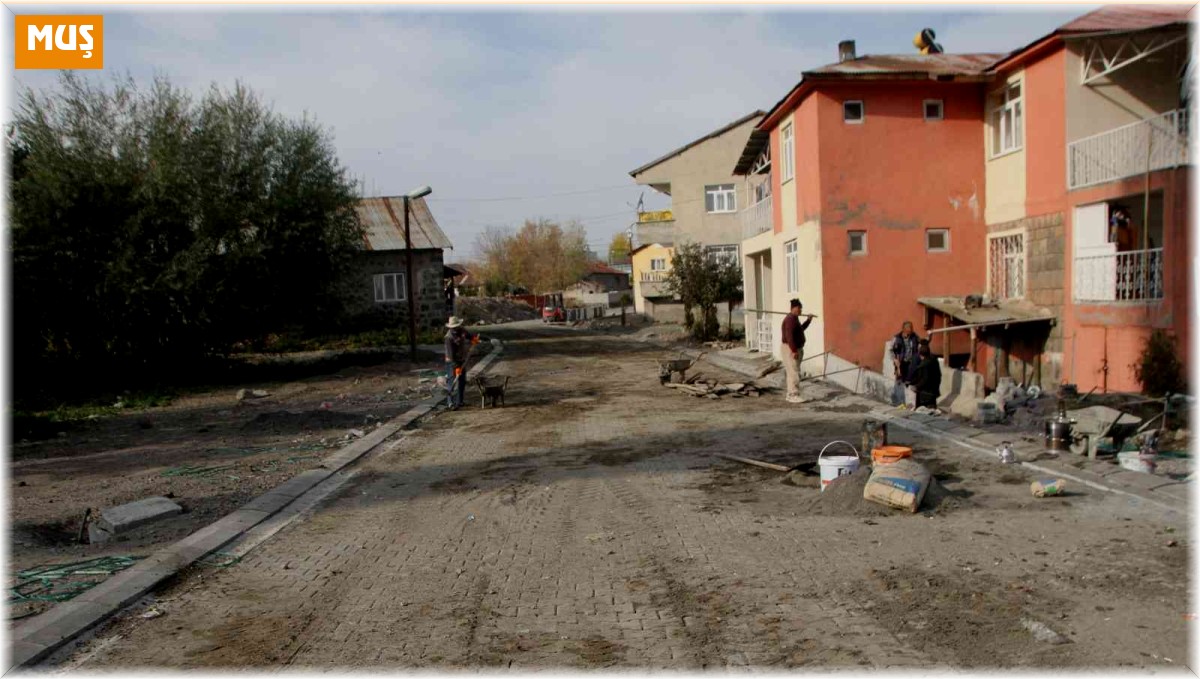 Malazgirt Belediyesi yol ağını genişletiyor