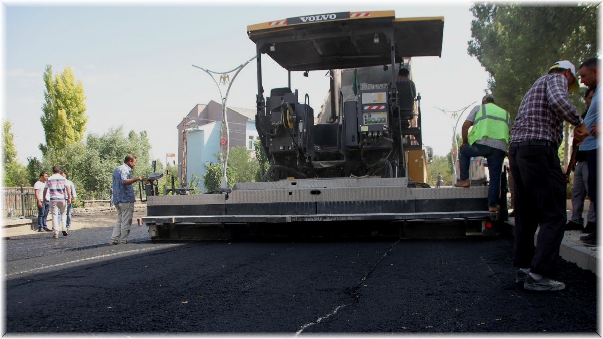Malazgirt Belediyesinden sıcak asfalt çalışması