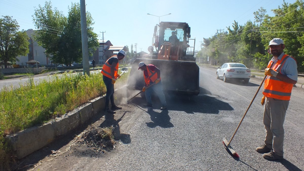 Malazgirt-Bulanık kara yolu kenarındaki çöpler toplandı