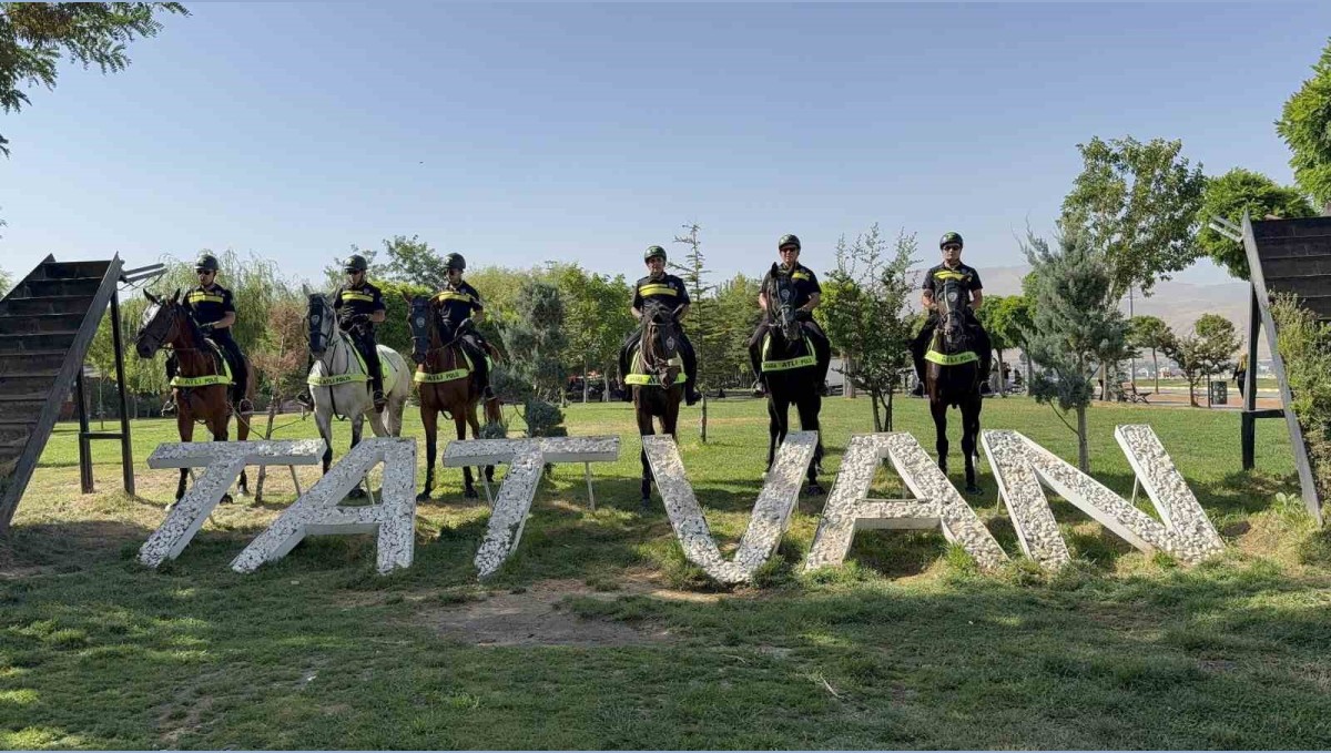 Malazgirt etkinlikleri öncesi atlı polislerden Tatvan'da devriye