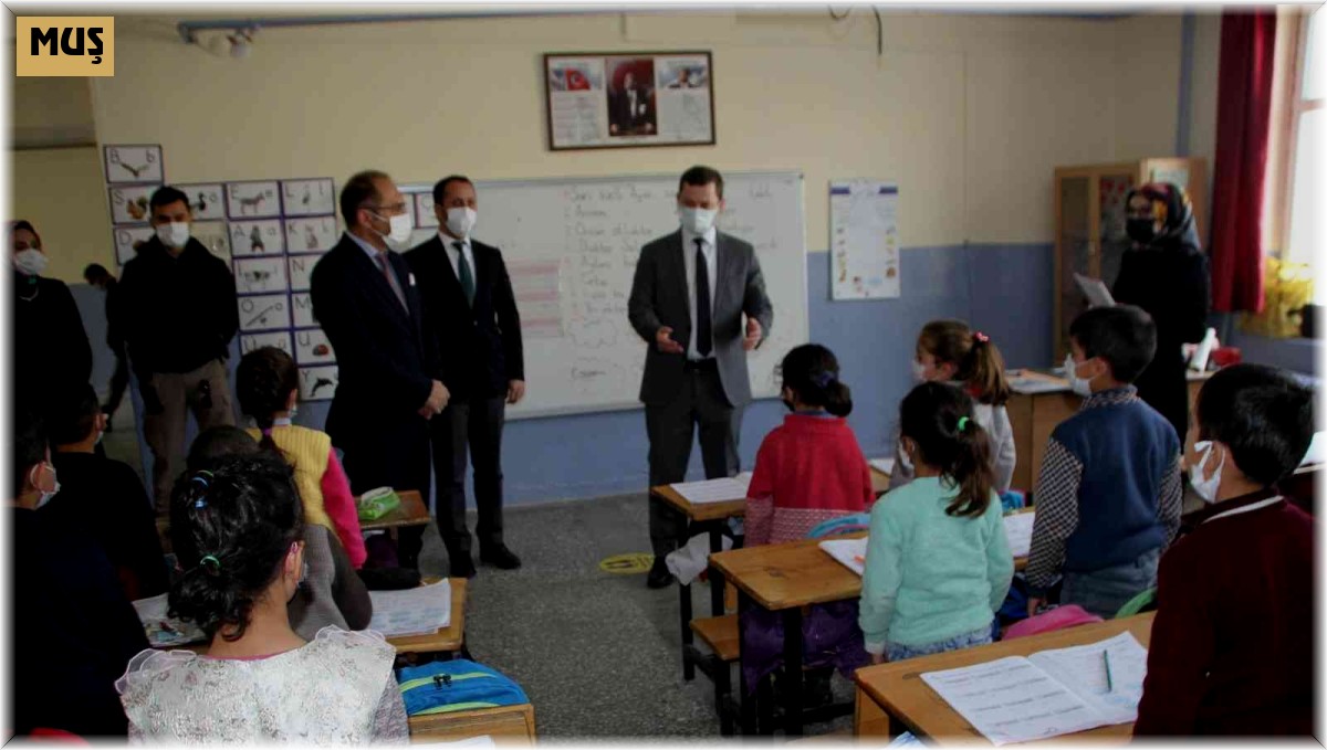 Malazgirt Kaymakamı Demirer, Danışmendgazi İlkokulunu ziyaret etti