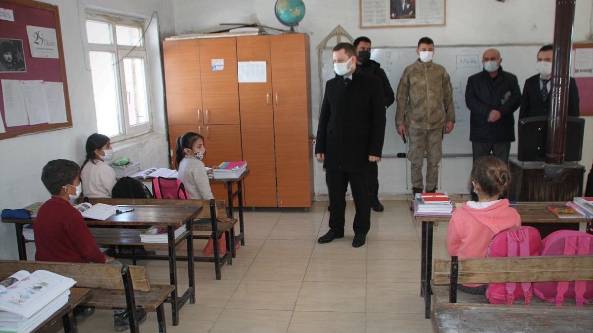 Malazgirt Kaymakamı Demirer'den köy okuluna ziyaret