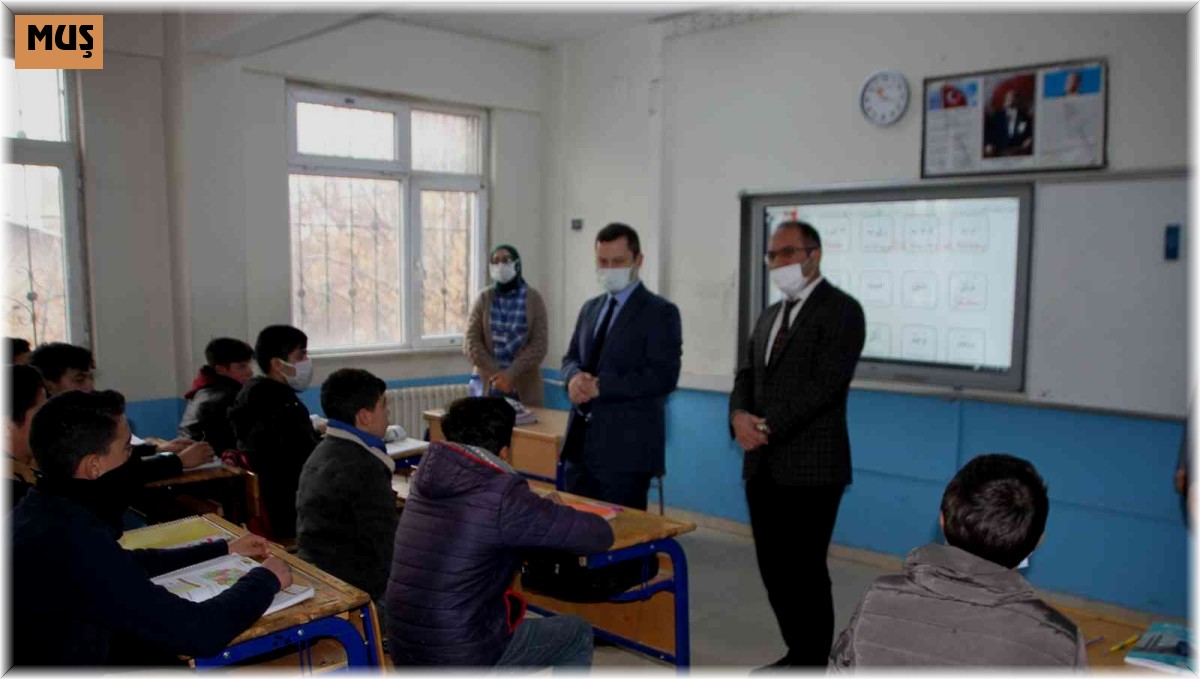 Malazgirt Kaymakamı Demirer'den okul ziyareti