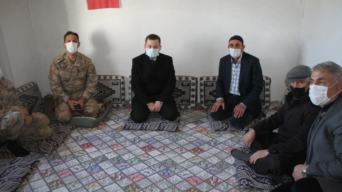 Malazgirt Kaymakamı Demirer'den şehit ailesine ziyaret