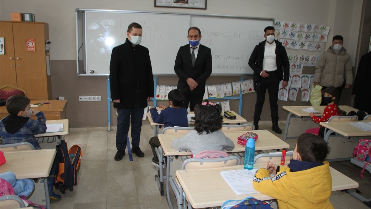 Malazgirt Kaymakamı Demirer, yüz yüze eğitime başlayan okulları ziyaret etti