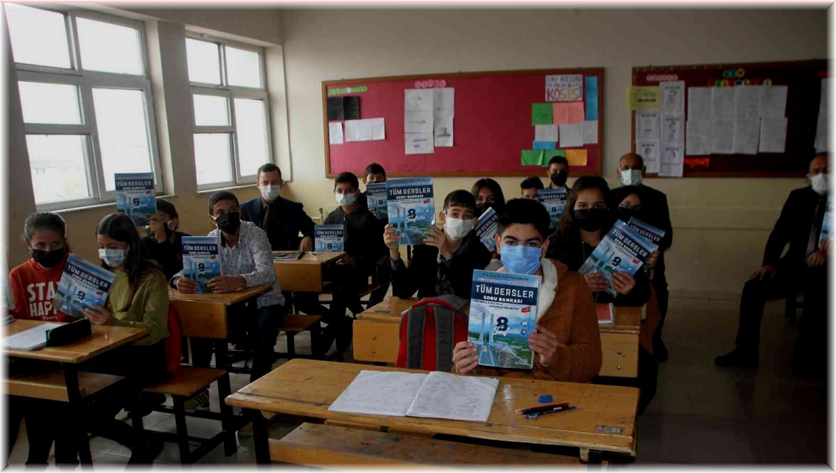 Malazgirt Kaymakamlığından öğrencilere kaynak kitap desteği