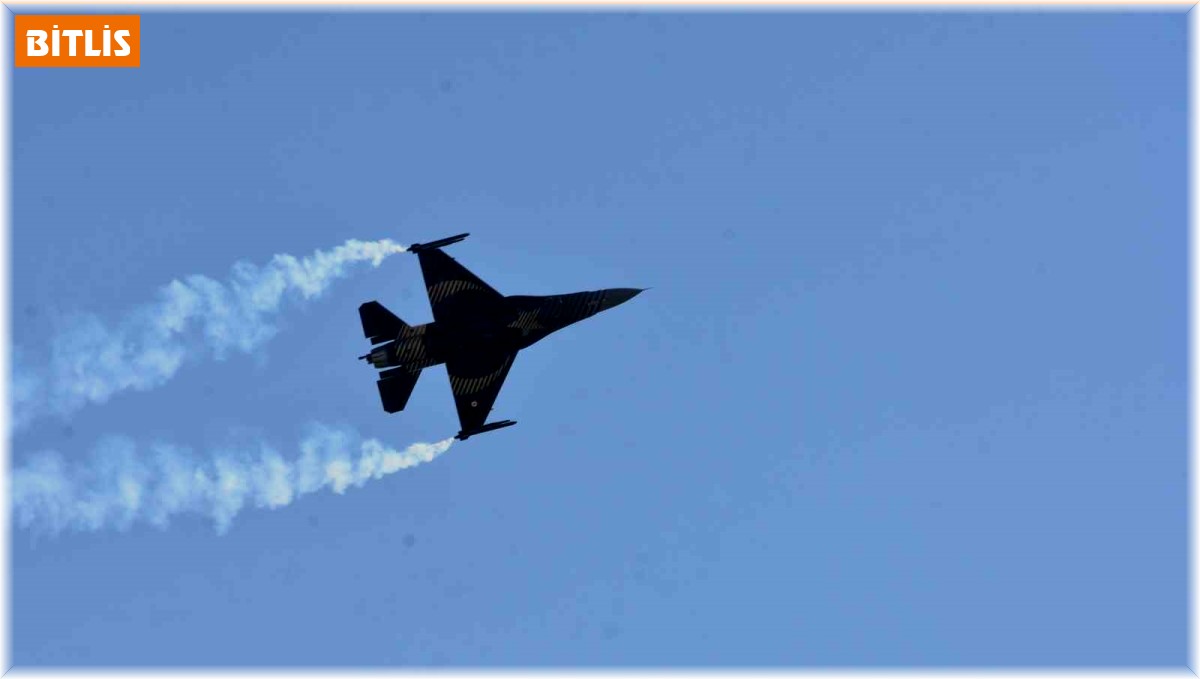 Malazgirt kutlamalarında Solo Türk ve helikopter gösterileri nefes kesti