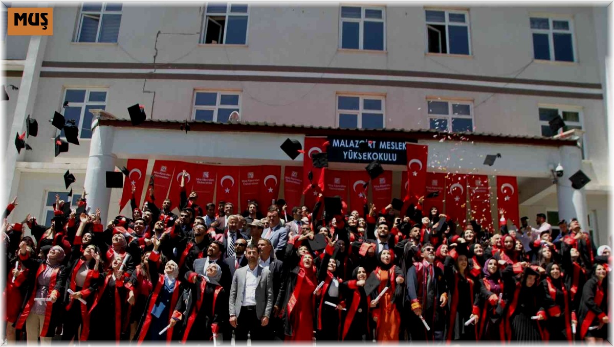 Malazgirt MYO'da mezuniyet coşkusu