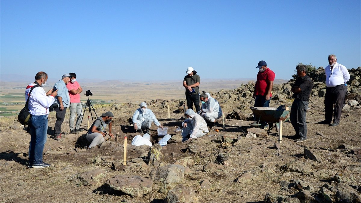 Malazgirt Savaşı alanının tespiti için açılan mezarlarda kemik kalıntılarına rastlandı